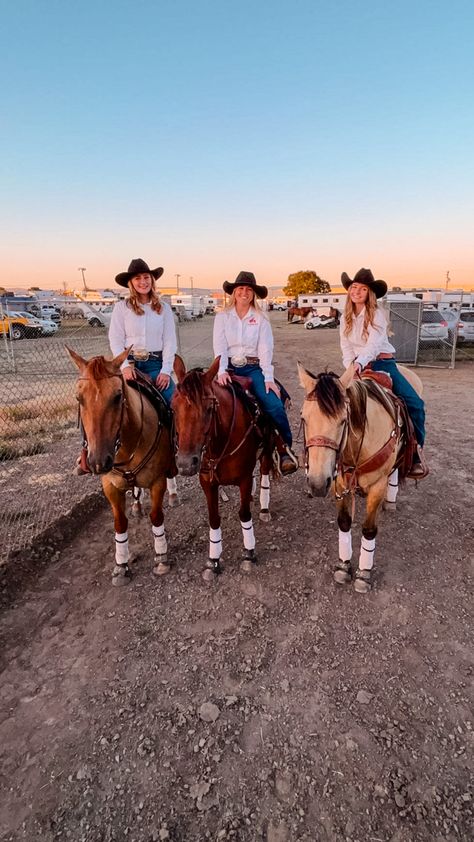 Rodeo Girl Aesthetic, Rodeo Life Country Living, Cow Riding, Rodeo Pics, Rodeo Pictures, Country Girl Horse, Rodeo Aesthetic, Summer Rodeo, Cowgirl Lifestyle