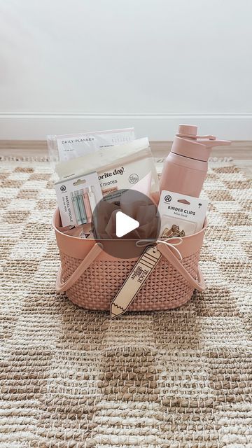 143K views · 7.2K likes | Jen Alvarez • Home Decor on Instagram: "Teacher gift basket for back to school ✏️ Comment    “shop” & I’ll send you the  link to shop this post to your inbox 🤍       It’s almost that time again & I love giving my kids teachers a gift at the start of every school year - here’s what I included in this basket:    + notepad to-do list   + my fav gel pens   + pretty binder clips   + snacks   + water bottle      Link in bio to shop this post on my @shop.LTK //  https://liketk.it/4eNfa            #liketkit  #ltkunder50 #ltkunder25 #teachergifts #giftbasket #teachergift #backtoschool #ltkhome #ltkfamily #amazonfinds #amazomprime #amazonmusthaves #ltkbacktoschool #neutraldecor" Basket For Teacher Gift, Back To School Gift Basket For Teens, Teacher Gift Basket Ideas, Back To School Basket, Teacher Gift Basket, Mentor Teacher, Welcome Basket, Teacher Gift Baskets, Girl Gift Baskets