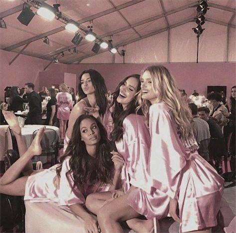 Chanel Victoria Secret, Model Victoria Secret Runway, Victoria’s Secret Runway, Friends Luxury Lifestyle, Victoria Secret Backstage, Victoria Secret Aesthetic, Models 90s Supermodels, Runway Model Aesthetic, Dior Quotes