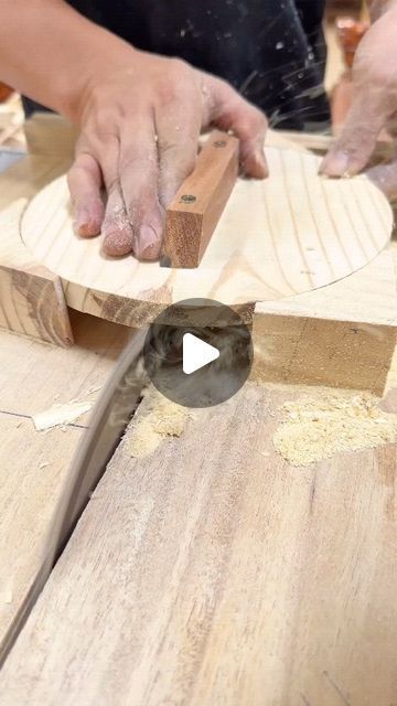 Serra Circular, Carpentry Tools, Woodworking Inspiration, Carpentry Diy, Wood Shop Projects, Wood Artist, Wood Worker, Woodworking Projects That Sell, Woodworking Jigs