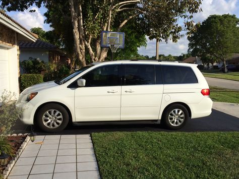 Minivan memories: What people love or loathe about the ultimate family car Minivan Aesthetic, Finlay Donovan, Minivan Mom, Mom Bucks, Cottage Core House, Family Cars, Big Backyard, Soccer Practice, Van Car