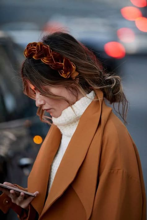 How To Wear Headbands, Easy Work Hairstyles, Trendy We Fryzurach, Paris Fashion Week Street Style, Work Hairstyles, Autumn Street Style, Popular Hairstyles, Fashion Week Street Style, Headband Hairstyles