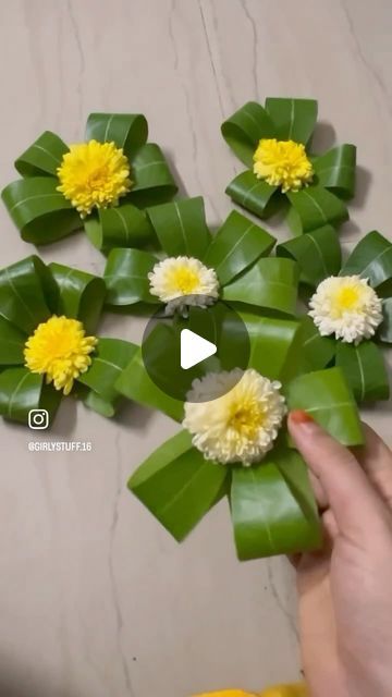 Navchandi Pooja Decoration, Festive Paper Decorations, Diwali Decoration Ideas 2024, Easy Flower Decorations For Pooja, Traditional Indian Decoration, Quick Diy Decor, Diwali Pooja Room Decoration, Pooja Table Decoration, Ayudha Pooja Decoration