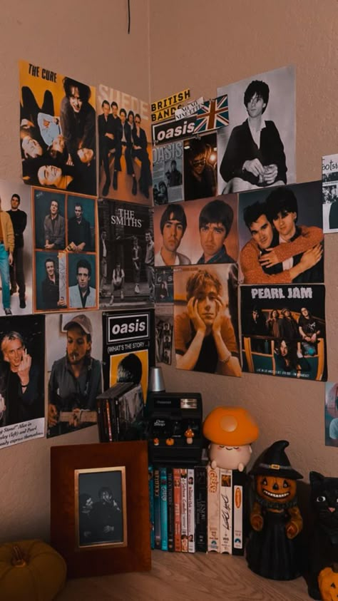 Oasis Room Ideas, 1990s Bedroom Aesthetic, 90s Britpop Aesthetic, 90s Grunge Decor, 90 Room Aesthetic, Grunge Bedroom Ideas 90s, Britpop Bedroom, Oasis Bedroom Ideas, Grunge Collage Wall