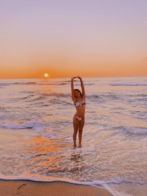 Beach Pictures Poses Bikinis, Sunrise Ocean Pics, Beach Pose Pictures, Cute Beach Pictures For Instagram, Sunrise Inspo Pics, How To Take Beach Pictures By Yourself, Cute Beach Photo Ideas Instagram, Beach Single Photoshoot, Sun Rise Beach Photoshoot