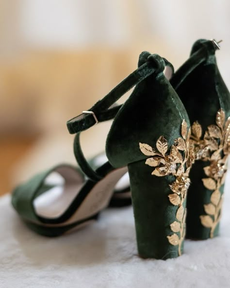 Forest Theme Wedding, Green Themed Wedding, Enchanted Forest Wedding, Emerald Green Weddings, Dark Wedding, Sage Green Wedding, Fairy Wedding, Emerald Wedding, Fantasy Wedding