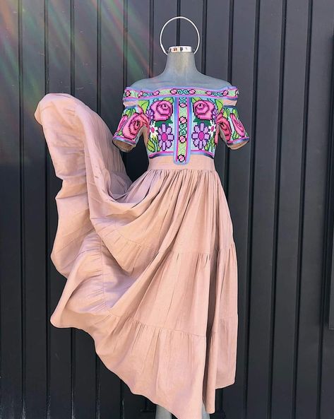 Frida Kahlo Dress, Southwestern Outfits, Mexican Style Dresses, Clothing Store Interior, Mexican Fashion, Mexican Dresses, Beautiful Costumes, Ethnic Fashion, Types Of Fashion Styles