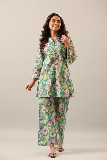 Buy cotton loungewear set online for women in India – JISORA Cotton Suit Designs, Simple Dress Casual, Co Ords Outfits, Cotton Loungewear, Stylish Loungewear, Fusion Design, Tops Outfit, Cord Set, Pakistani Fancy Dresses