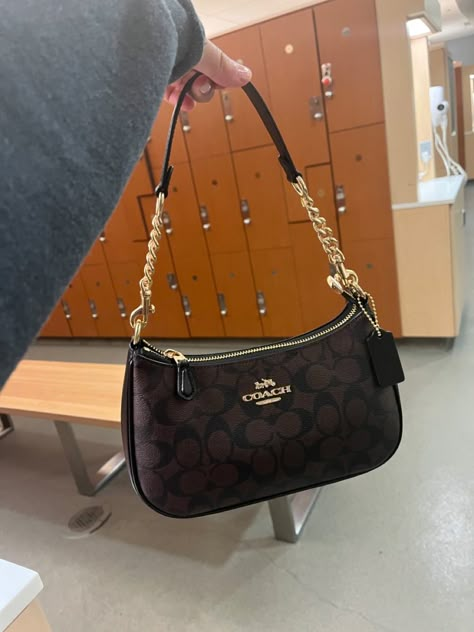 Trendy Shoulder Bags 2023, Brown Coach Shoulder Bag, Over The Shoulder Purse, Coach Shoulder Purse, Purse Crossbody Everyday, Long Strap Bag, Cute Shoulder Bag Aesthetic, Long Shoulder Bag, Crossbody Coach