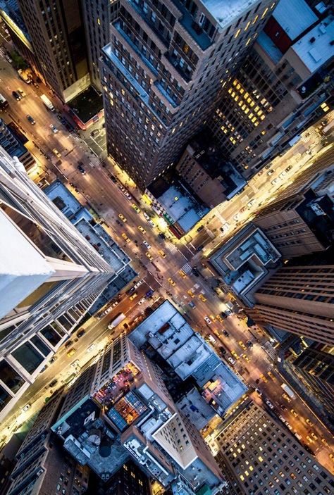 Birds-eye view of Manhattan at night [OC] Above Photography Perspective, Skyscraper From Above, Drawing From Above Perspective, Worms Eye View Photography Building, City From Above Drawing, Birds Eye View Photography, Manhattan At Night, Birds Eye View City, New York From Above