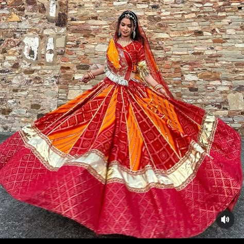 Rajsthani Culture Dress, Darbari Choli, Elegant Royal Dresses, Traditional Lehenga Designs, Rajasthani Poshak, Simple Indian Suits, Rajasthani Culture, Saree Jacket, Traditional Lehenga