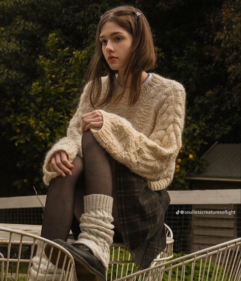 Autumn Fashion Photography, Cozy Poses, Roots Socks, Winter Academia, High Socks Outfits, Style Roots, Fall Outfits For School, Dark Academia Fashion, American Beauty