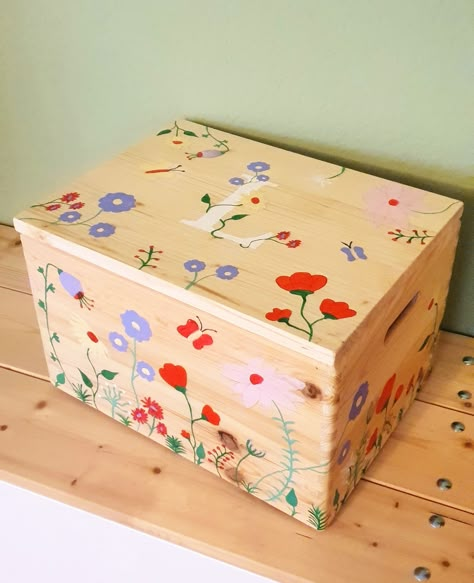 #flowers #inpakken #giftingideas #giftwrapped #mothersday #present #instagood #chocolate #handmadewithlove #shopsmall Diy Wooden Jewelry Box Painting Ideas, Paint Wood Box Ideas, Diy Painted Wooden Box Ideas, Painted Trinket Boxes Diy, Toy Box Painting Ideas, Cute Memory Box Diy, Cute Wooden Boxes Painted, Wood Box Painting Ideas Aesthetic, Paint Wooden Box Ideas