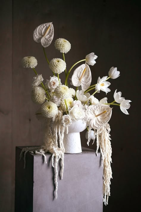 Minimal flowers white baroque white anthurium Floral Arrangement On Pedestal, Romantic Wedding Bouquet Vintage, Giant Flower Arrangement, Modern Flower Centerpieces, Modern White Wedding Florals, White Modern Floral Arrangement, White Arrangements Flowers, Modern Flowers Wedding, Sculptural Wedding Flowers