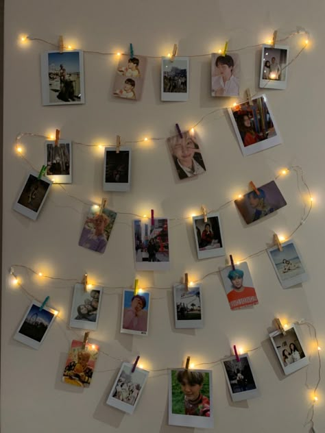 Room Decor Polaroid Pictures, Poloroid Pictures Decor, Room Polaroid Ideas, Bedroom Photo Decor Ideas, Photo Peg Wall, Polaroid Wall Hanging, Photo Clips Ideas, Polaroid Pictures Wall Ideas, Fairy Lights Photo Wall