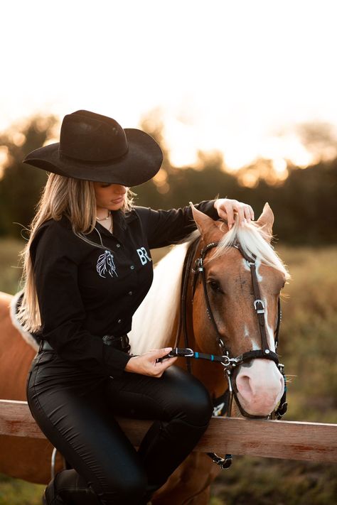 Cowgirl Photoshoot, Western Photography, Senior Discounts, Rodeo Life, Horse Photos, Farm Life, Country Girls, Senior Pictures, Cowboy