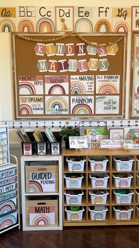 Decoration School Classroom, Aesthetic Classroom Kindergarten, Boho Daycare Rooms Setup, Pre K Classroom Aesthetic, Pre K Classroom Set Up Boho, Boho Daycare Decor, Neutral Teacher Classroom, Theme Classroom Ideas Preschool, Boho Rainbow Themed Classroom