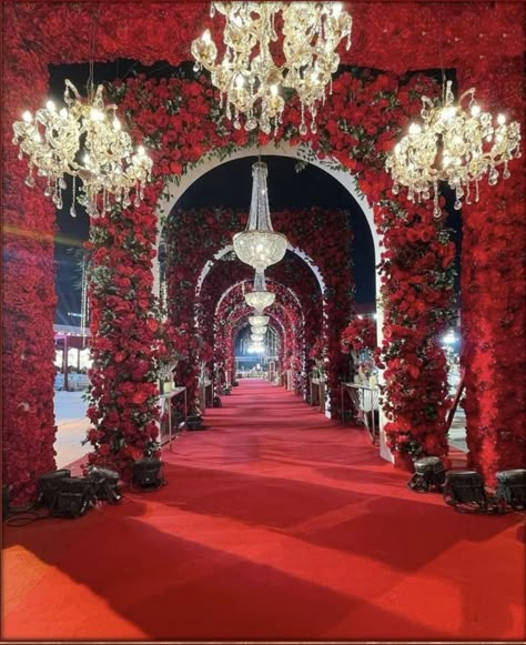 Red Theme Wedding Entrance, Red Reception Stage, Marriage Background Decoration, Red Sangeet Decor, Baraat Decorations, Red Indian Wedding Decor, Wedding Reception Entrance Ideas, Shaadi Decoration, Wedding Decorations Red