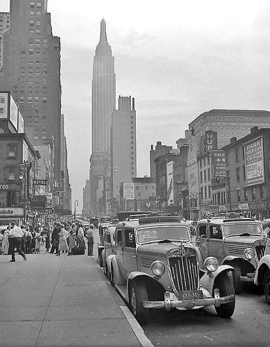 NYC 1938-2 | Checker taxi cabs on 34th Street. I found Dad's… | Flickr Nyc Taxi, Nyc Vintage, Nyc Photos, Nyc History, Vintage Nyc, New York Vintage, Tall Buildings, Nyc Street, Taxi Cab