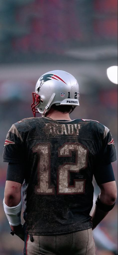 Football Pics That Go Hard, Tom Brady Wallpaper New England Patriots, Tom Brady Patriots Wallpaper, Tom Brady Aesthetic, Quarterback Wallpaper, Nfl Players Aesthetic, Futbol Americano Aesthetic, Athlete Wallpaper, Nfl Wallpaper Aesthetic