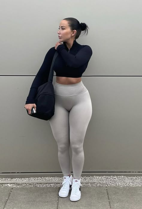 Monochromatic Gym Outfit, Gym Outfits For Women Plus Size Style, Fit Mid Size, Gym Outfit Ideas Mid Size, Mid Size Gym Fit, Gym Attire Women Modest, Gym Aesthetic Outfits Plus Size, Curvy Sporty Outfit, Cute Gym Fits Midsize