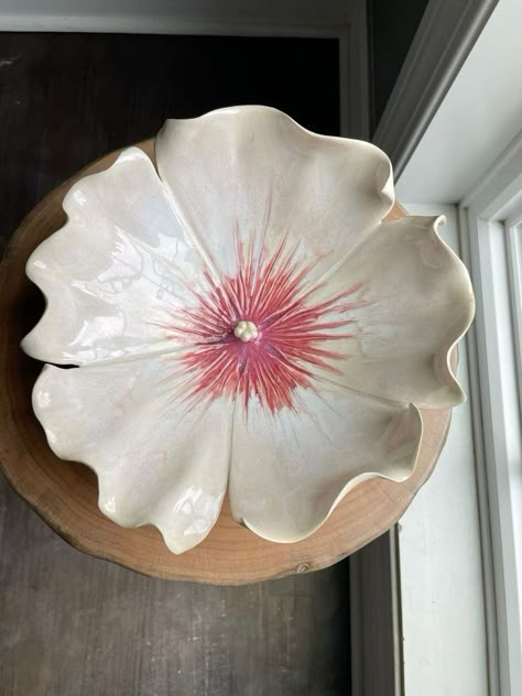 Ceramic Flower Bowl, Flower Clay Art, Flower Ceramics, White Hibiscus, Tanah Liat, Keramik Design, Flower Bowl, Pottery Crafts, Diy Pottery