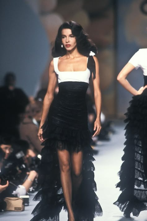 90s Chanel Fashion, Chanel Inspired Dress, Vintage Designer Outfits, Chanel Dress Couture, Chanel Vintage Dress, Iconic Runway Looks, Vintage Chanel Dress, Chanel Fashion Week, Chanel Summer