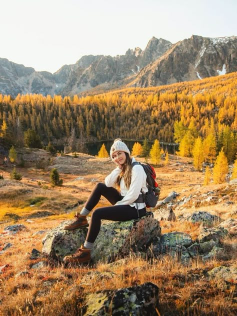 Wander Outfits, Hiking Photo Ideas, Hiking Photoshoot, Hiking Picture Ideas, Hiking Poses, Wander Outfit, Trekking Outfit Women, Trekking Outfit, Hiking Photos