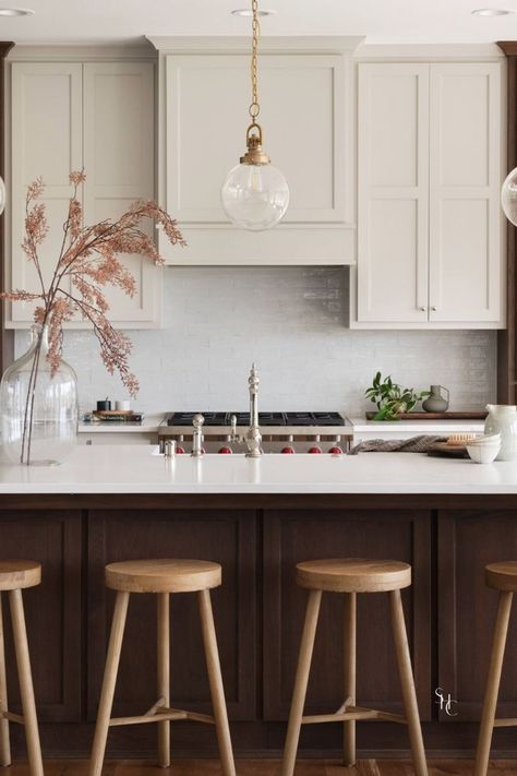 Moody dark wood lower kitchen cabinets and warm white upper cabinets in this transitional kitchen. Get more transitional kitchen inspiration and ideas at www.stonehousecollective.com Tuxedo Cabinets Kitchen, Wood And White Kitchen Cabinets, Modern Walnut Kitchen, Walnut Kitchen Cabinets, White Upper Cabinets, Dark Wood Kitchen Cabinets, Brown Kitchen Cabinets, Dark Wood Kitchens, Walnut Kitchen