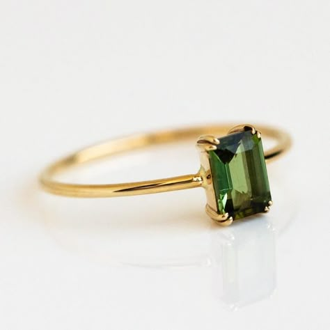 Simple Green Engagement Rings, Gold Stone Rings, Gold Ring Green Stone, Green And Gold Jewelry, Gold Ring With Stone, Gold Ring Stone, Emerald Gold Ring, Gemstone Solitaire Ring, Green Stone Ring