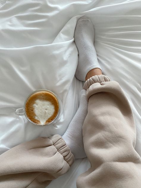 Insta Photo Poses, Cozy Coffee Aesthetic, Aesthetic Blanco, Ugc Tips, Sweatpants Beige, Vanilla Vibes, Morning Coffee Photography, Sunday Morning Coffee, Cozy Sunday