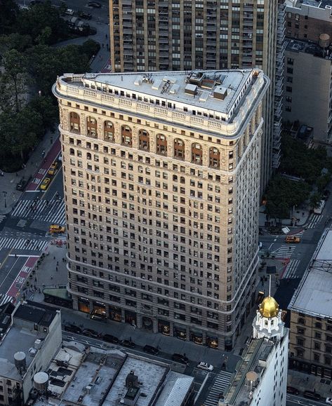 Flatiron Building Flatiron Building Nyc, Classical Building, Types Of Architecture, Flatiron Building, New York Photography, New York City Skyline, Minecraft Architecture, Unique Buildings, Beautiful Wallpapers Backgrounds