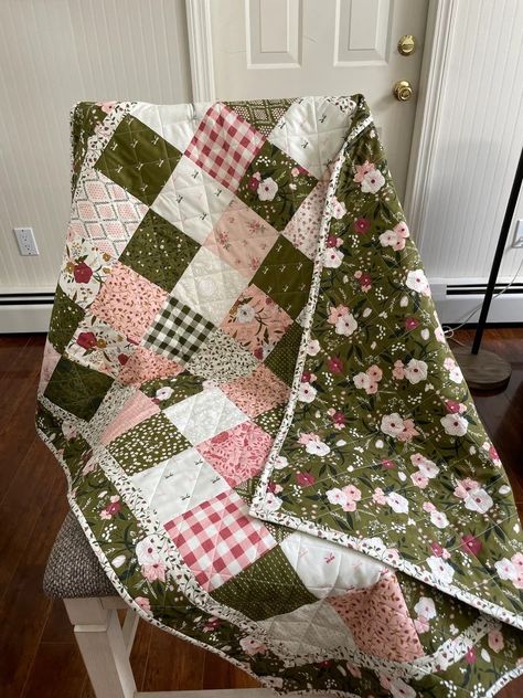 Square Quilts For Beginners, Hand Quilting Designs Ideas, Baby Quilt Color Schemes, Quilted Blanket Diy, Quilt Blanket Ideas, Pretty Quilt Patterns, Pink And Green Quilt, Quilt Designs For Beginners, Trendy Quilts