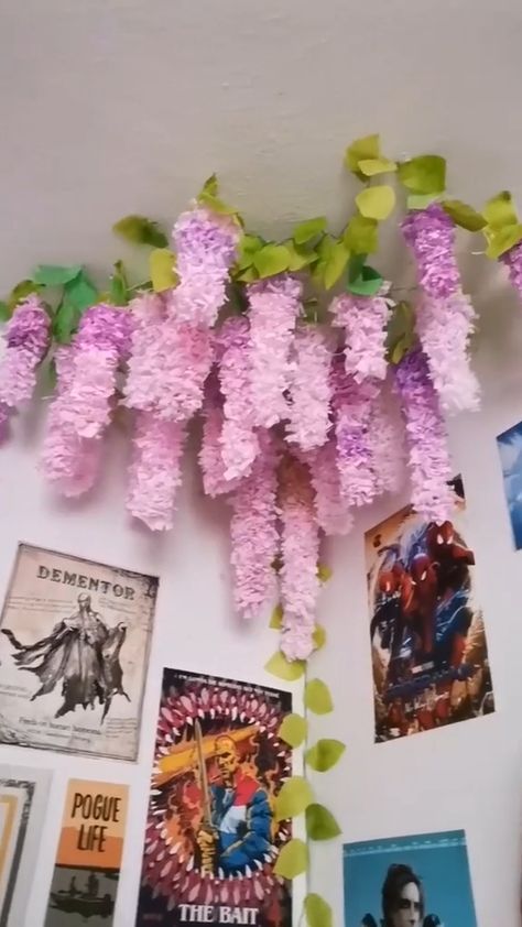 Wisteria Room Decor Diy, Green Room Decoration, Diy Room Decor Flowers, Paper Flowers Decoration Wall, Easy Diys To Decorate Your Room, Easy To Make Room Decor, How To Make Fake Vines, Diy Room Decor Cottagecore, Wall Decor Ideas For Bedroom Aesthetic