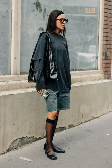 Street Fashion Week, Alternative Cruise Outfits, Art Show Outfit Plus Size, Summer Rainy Outfit, Mismatched Outfit Ideas, Leather Summer Outfit, Danish Fashion Copenhagen Street Style Summer, Oversized Black T Shirt Outfit, Street Style Spring