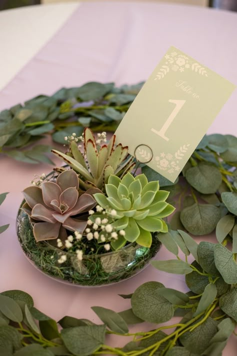 Succulent Table Decor, Glass Wedding Centerpieces, Succulent Wedding Centerpieces, Plant Centerpieces, Succulents Wedding, Tafel Decor, Succulent Centerpieces, Table Party, Home Plants