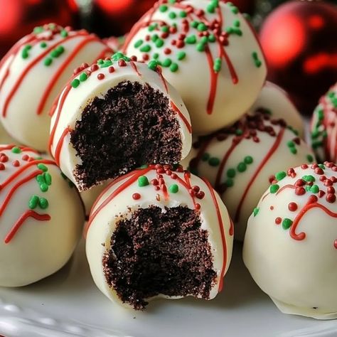 Oreo Balls for Christmas Oreo Balls Christmas, Christmas Oreo, Recipes Oreo, Oreo Balls Recipe, Oreo Ball, Christmas Truffles, Holiday Desserts Christmas, Cookie Balls, Best Christmas Desserts