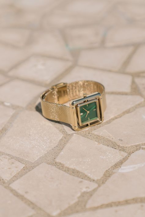 Green and gold make the perfect pair with Umbra Emerald. The bold green dial and gold mesh bracelet make a statement on your wrist. Gold And Green Watch Women, Emerald Watch, Chunky Gold Jewelry, Watch Green, First Watch, Modern Jewellery Design, Green Watch, Modern Jewellery, Dope Jewelry