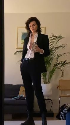 Mode Queer, Summer Tomboy, Style Androgyne, Androgynous Women, Lesbian Outfits, Androgynous Outfits, Woman In Suit, Women In Suits, Lesbian Fashion