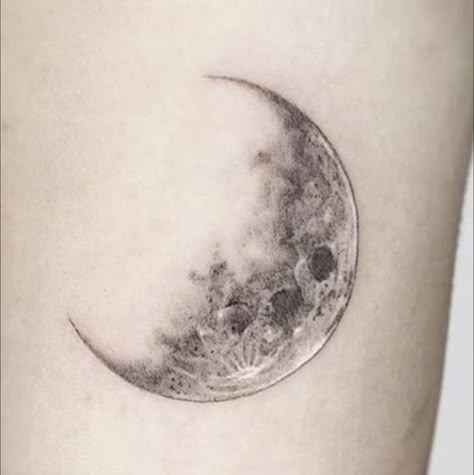 Realistic Moon Tattoo, Luna Tattoo, Lady Tattoo, Small Moon Tattoos, Crescent Moon Tattoo, Muster Tattoos, Moon Tattoo Designs, Minimalist Tattoos, Discreet Tattoos