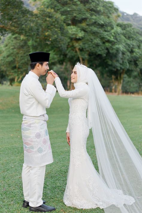 Dress Nikah, Malaysia Wedding, Tunang Photoshoot Ideas, Wedding Malaysia, Malay Wedding Photography Poses, Wedding Malaysia Muslim, Melayu Wedding, Posing Atas Pelamin, Malay Wedding Pose Pelamin