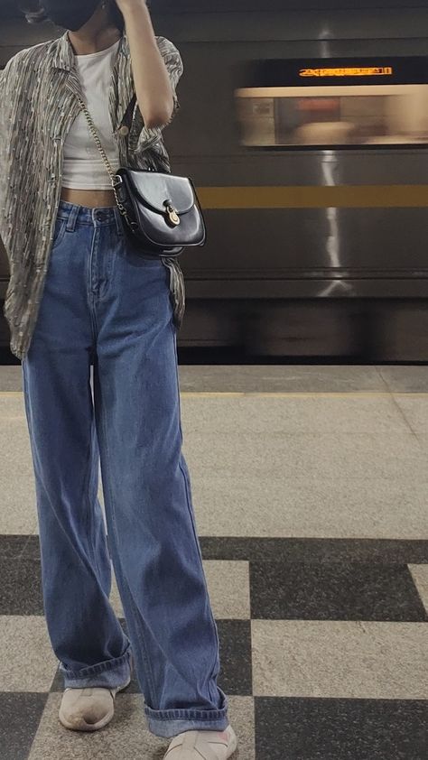 Ootd Loose Jeans, How To Style Light Blue Wide Leg Jeans, Blue Wide Leg Jeans Outfit Aesthetic, Wide Leg Blue Jeans Outfit Summer, Wide Legged Jeans Outfit Summer, Aesthetic Wide Leg Jeans Outfit, Wide Jeans Outfit Aesthetic, Outfits With Blue Wide Leg Jeans, Loose Leg Jeans Outfit