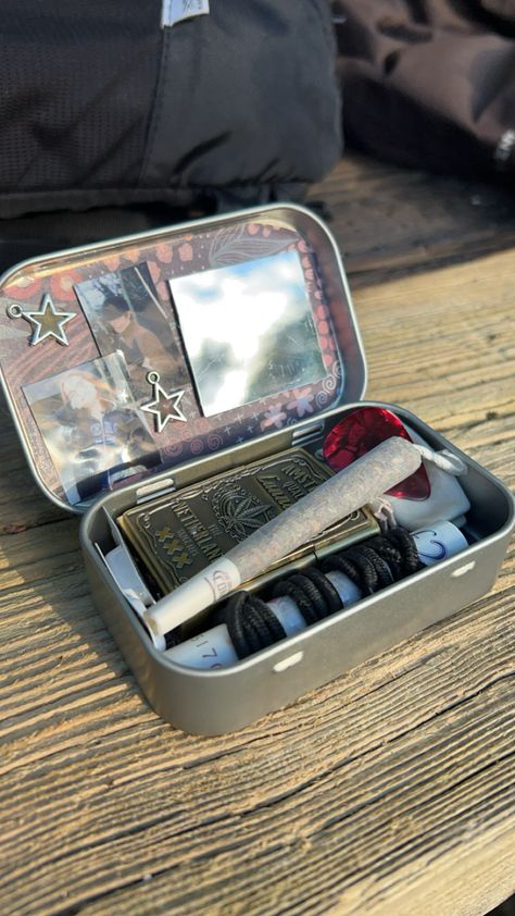 #altoids #altoidwalletideas Altoid Box Aesthetic, Altoid Tin Ideas Diy Gift, Mint Tin Crafts Diy, Altoids Box Ideas Survival Kits, Altoids Tins Ideas, Altoid Tin Gift Ideas, Christmas Altoid Tin Ideas, Altoids Tins Aesthetic, Altoids Wallet Ideas Grunge