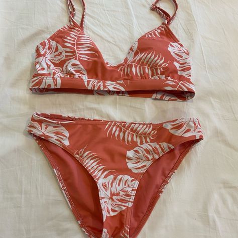 Super Cute Girls Xl Bikini Could Easily Fit A Womens X-Small, Small, And Medium Never Worn Before Red Bikinis For Teens, Roxy Bathing Suits, Roxy Swimwear, Billabong Swimwear Bikinis, Roxy Swimwear Bikinis, Cute Summer Shirts, Roxy Girls, Kids Swimming, Roxy