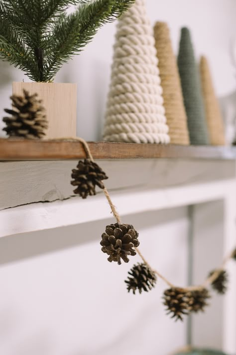 Pinecone Decor Christmas, Pine Cone Ideas For Christmas, Pinecones Crafts Christmas, Diy Ornaments Pinecone, How To Make Pinecone Garland, Fall Decor Pine Cones, Gift Wrapping With Pine Cones, Homey Christmas Tree Ideas, Garland With Pinecones