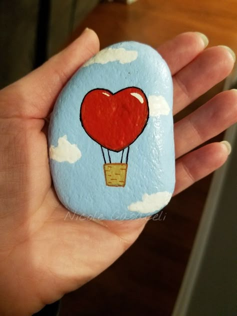 Heart hot air balloon, Valentine's day painted rock Easy Rock Painting Ideas, Easy Rock Painting, Diy Rock Art, Art Pierre, Stones Art, Rock Painting Ideas, Stone Art Painting, Painted Rocks Kids, Painted Rocks Craft