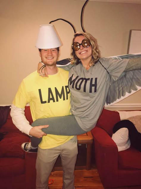 Dynamic Dyo Halloween Costumes For Couples - RecipeMagik Moth Lamp, Diy Fantasia, Teenage Halloween Costumes, Meme Costume, Funny Couple Costumes, Black Halloween Costumes, Funny Couple Halloween Costumes, Halloween Parejas, Couples Halloween Costume