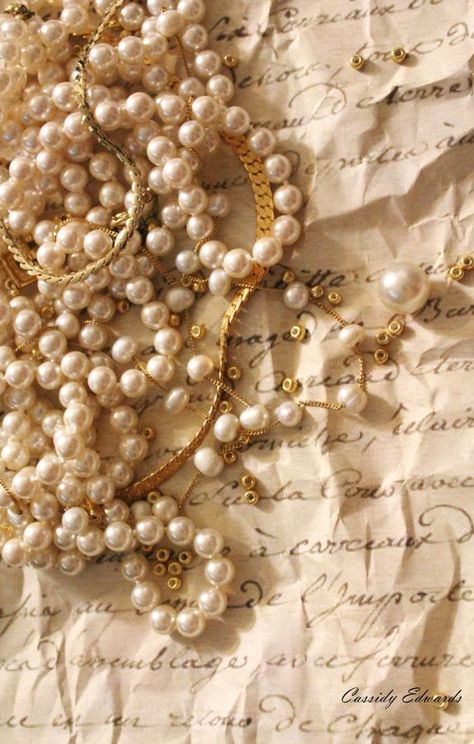 vintage pearls Bild Gold, Pearls And Lace, Gold Aesthetic, Pearl And Lace, Beige Aesthetic, Light Academia, Vintage Pearls, Bling Bling, Pearl Jewelry