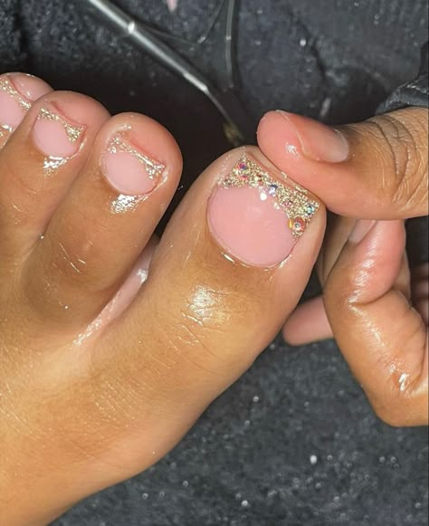 Short Gold Acrylic Nails, Elegant Pedicure, Instagram Overlay, Pedicure Trends, Gold Toe Nails, Spongebob Pics, Shape Nails, Gel Toe Nails, Acrylic Toe Nails