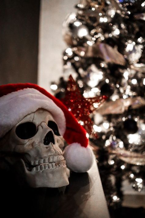 Skull Christmas Decorations, Punk Christmas Aesthetic, Christmas Skull Wallpaper, Emo Christmas Aesthetic, Emo Christmas Wallpaper, Grunge Christmas Aesthetic, Spooky Christmas Aesthetic, Gothmas Decor, Goth Christmas Aesthetic